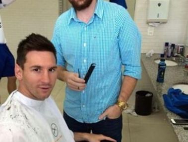 مسی در آرایشگاه قبل از دیدار با تیم ملی ایران.