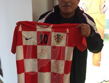عکس پیراهن بهترین بازیکن جهان هدیه برانکو به پرسپولیسی ها