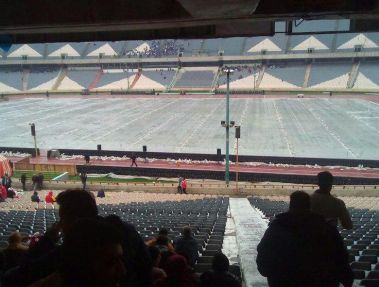 پوشش نایلونی ورزشگاه آزادی قبل از دربی (+عکس)