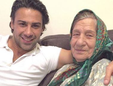فرهاد مجیدی در کنار مادر بزرگش