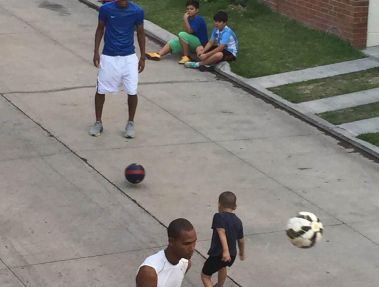 جری بنگستون و فوتبال خیابانی با پسرش