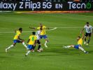 صحنه‌ای که 4 بازیکن برزیل به دنبال جلوگیری از حرکت مسی بودند