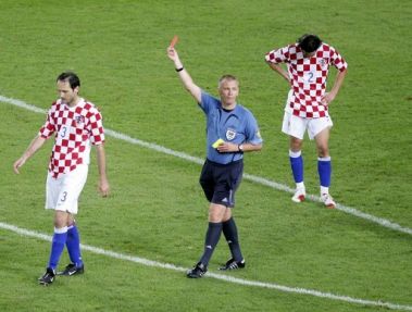 عجیب اما واقعی وقتی داور انگلیسی به بازیکن کرواسی 3 کارت داد