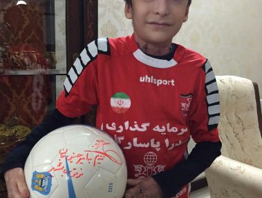 علی کریمی کودک پروانه ای را به آرزویش رساند