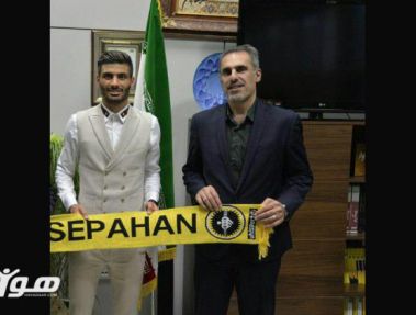 مدافع بومی تراکتورسازی با قراردادی ۳ساله به سپاهان پیوست