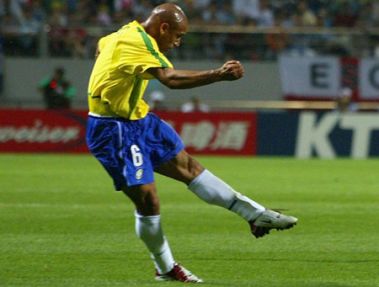 روبرتو کارلوس: مسی رکورد می شکند اما رونالدو بهترین است